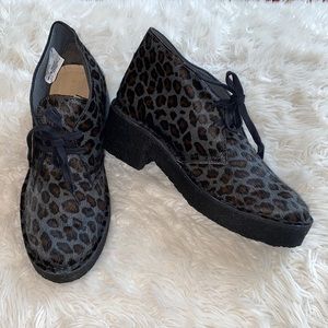 Clarks Originals leather gray leopard Arisa Desert boots. 7.5